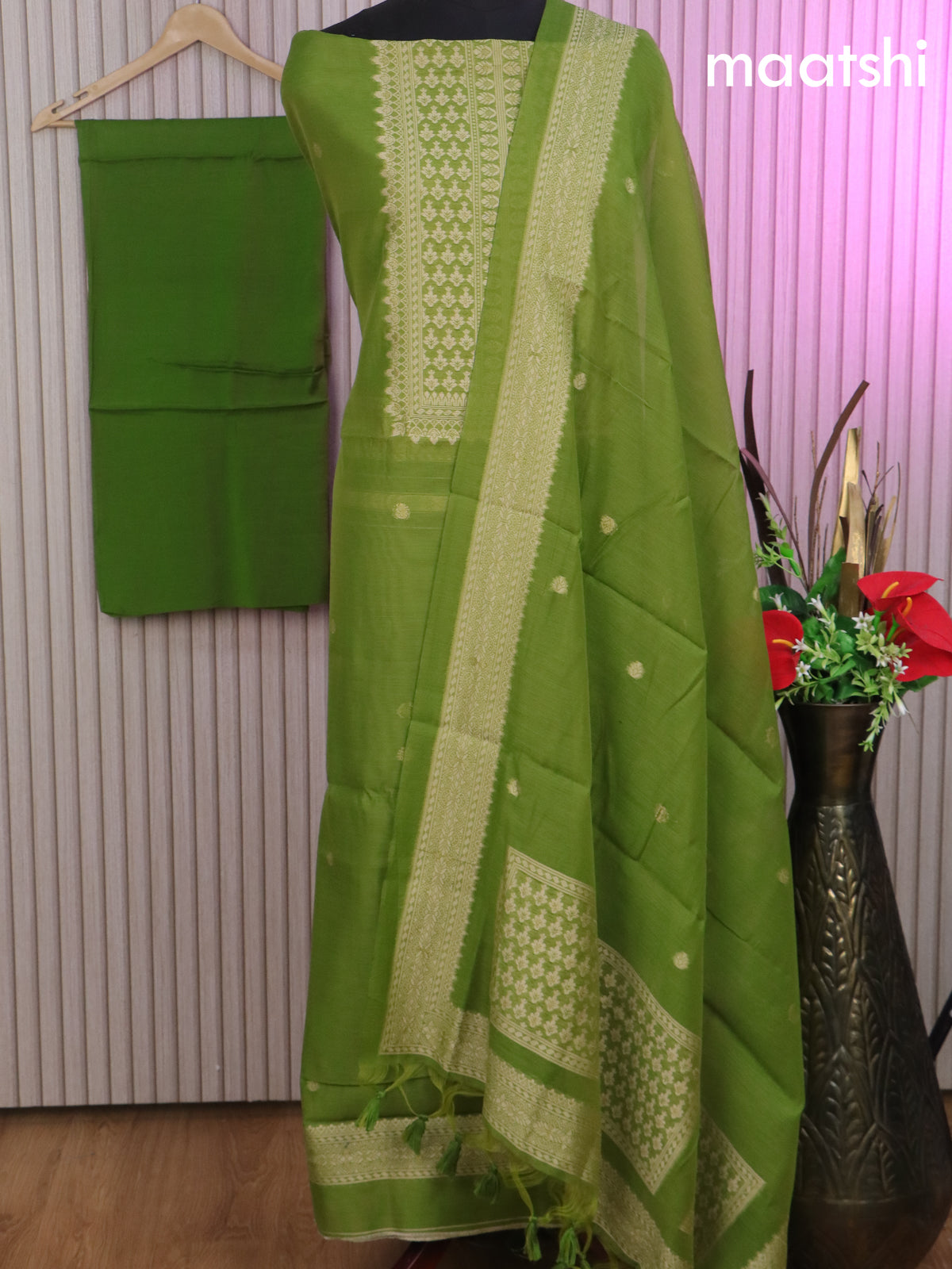 Munga cotton dress material green with thread & zari woven neck pattern and bottom & thread woven dupatta